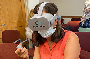 A member of cohort 2 using a VR headset during a visit to Yale University